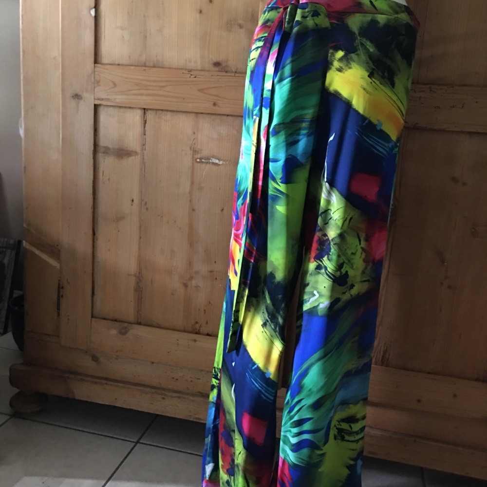Menah woman’s long 70s vibe pants